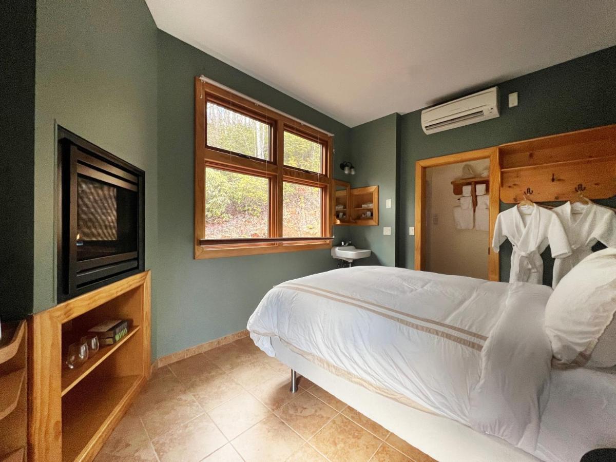 Outland Chalet & Suites Great Smoky Mountains Whittier Szoba fotó